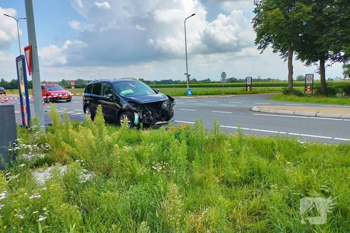 Twee personenauto's botsen op kruising