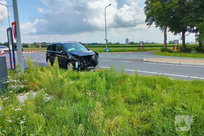 Twee personenauto's botsen op kruising