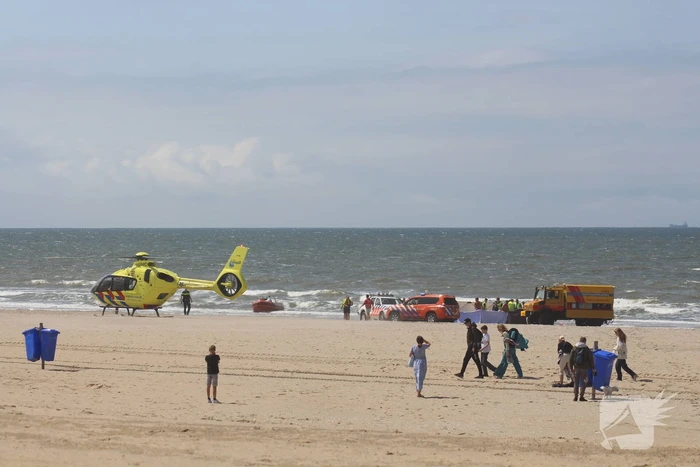 Traumahelikopter landt op het strand