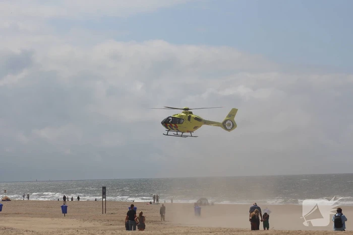 Traumahelikopter landt op het strand