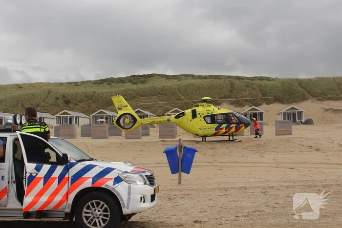 Traumahelikopter landt op het strand