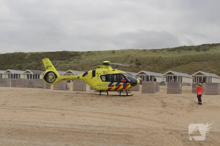 Traumahelikopter landt op het strand