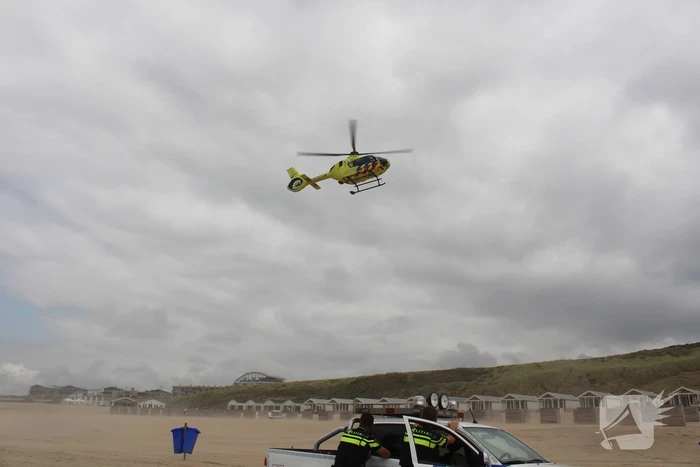 Traumahelikopter landt op het strand