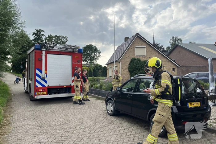 Brandweer verricht metingen wegens gaslucht