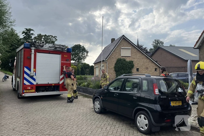 Brandweer verricht metingen wegens gaslucht
