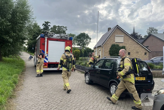 Brandweer verricht metingen wegens gaslucht
