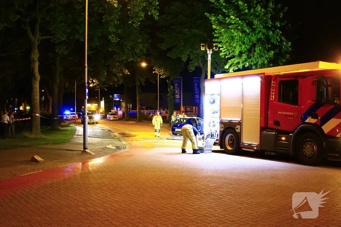 Auto in brand na frontale botsing tegen boom, twee gewonden