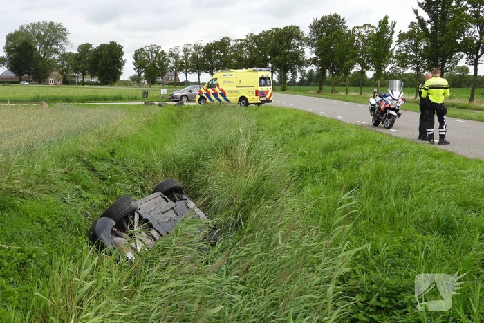 Auto belandt op zijn kop in de sloot