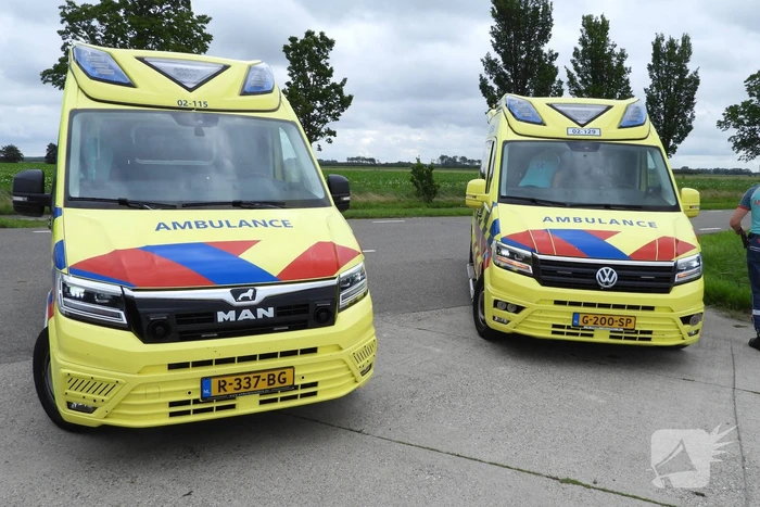 Auto belandt op zijn kop in de sloot