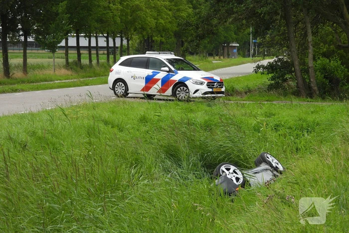Auto belandt op zijn kop in de sloot