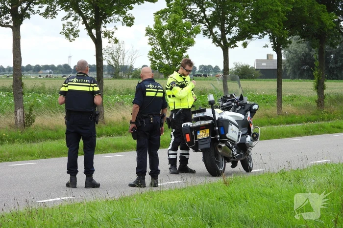 Auto belandt op zijn kop in de sloot