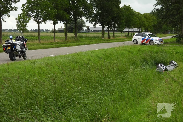 Auto belandt op zijn kop in de sloot