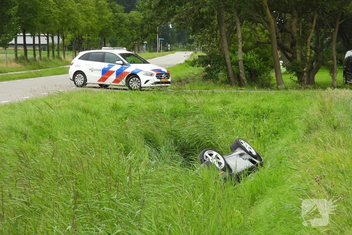 Auto belandt op zijn kop in de sloot