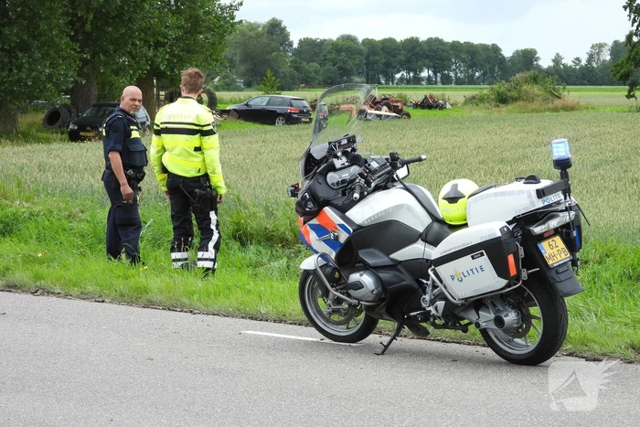 Auto belandt op zijn kop in de sloot