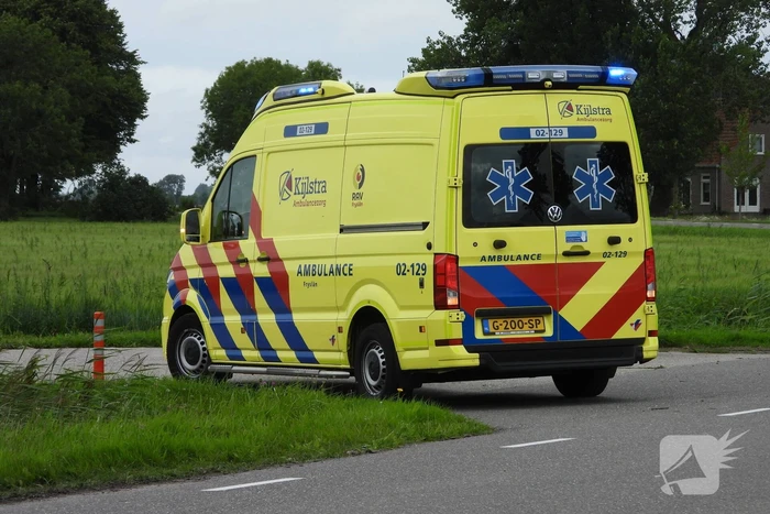 Auto belandt op zijn kop in de sloot
