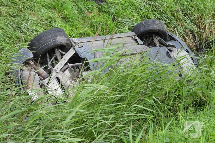 Auto belandt op zijn kop in de sloot