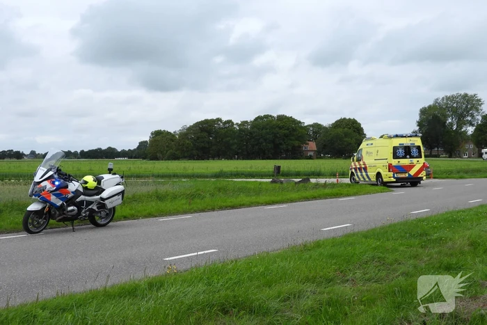 Auto belandt op zijn kop in de sloot