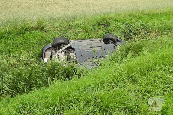 Auto belandt op zijn kop in de sloot