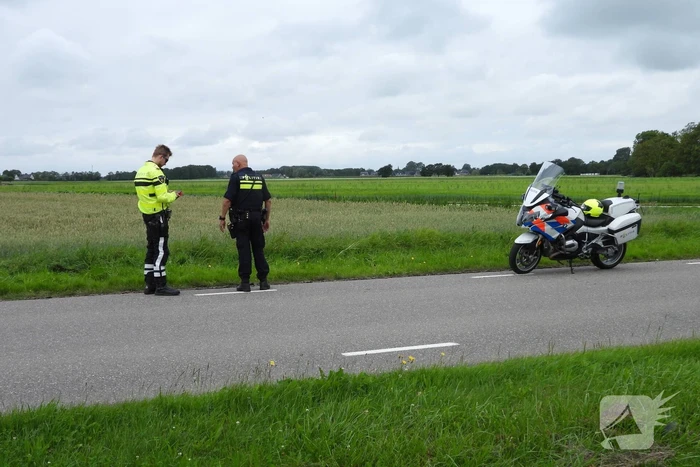 Auto belandt op zijn kop in de sloot