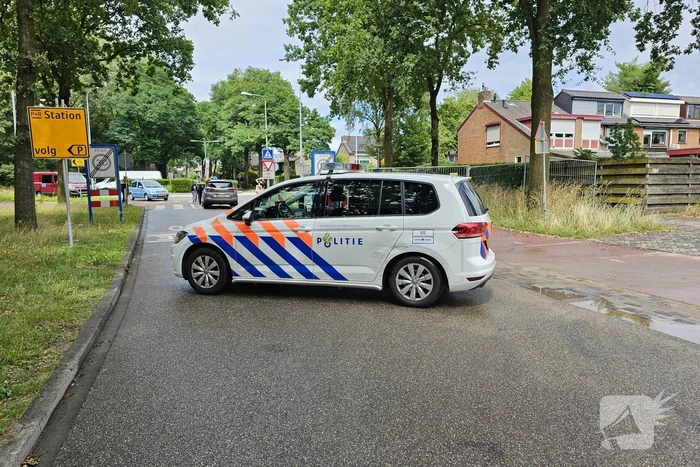 Fietser hard ten val op rotonde