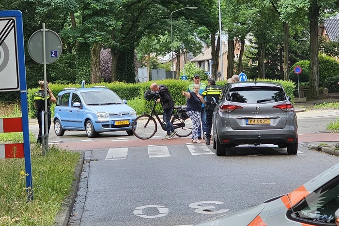 Fietser hard ten val op rotonde