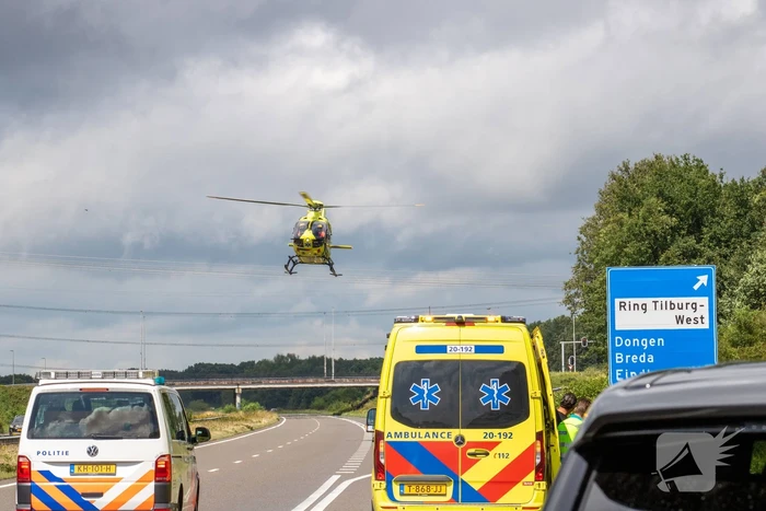 Automobilist slaat over de kop en raakt gewond
