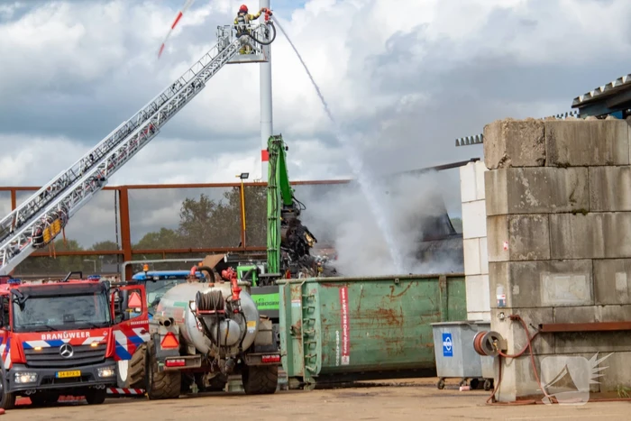 Hevige rookontwikkeling bij brand op terrein van recyclingbedrijf