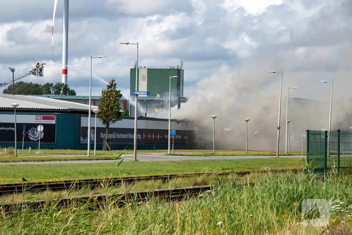 Hevige rookontwikkeling bij brand op terrein van recyclingbedrijf