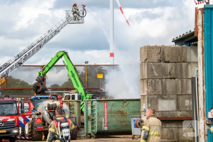Hevige rookontwikkeling bij brand op terrein van recyclingbedrijf