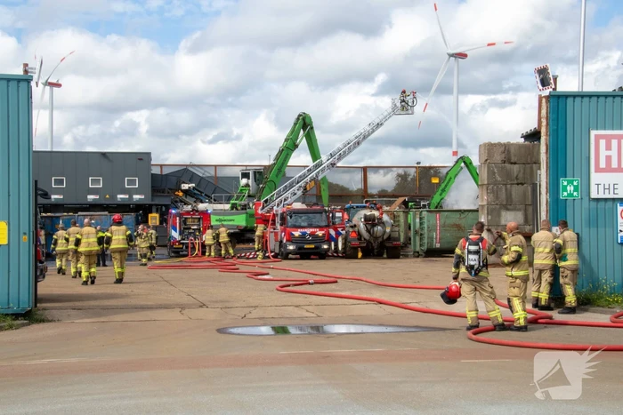 Hevige rookontwikkeling bij brand op terrein van recyclingbedrijf