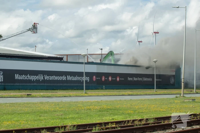 Hevige rookontwikkeling bij brand op terrein van recyclingbedrijf
