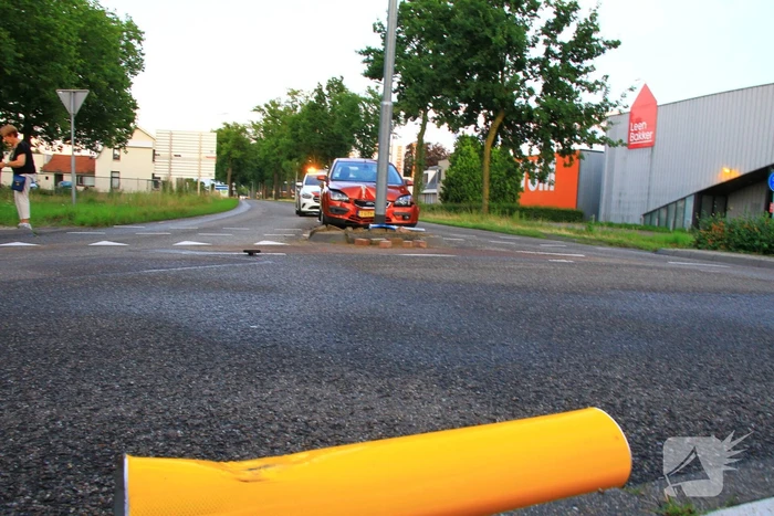 Opnieuw auto tegen lantaarnpaal gecrasht