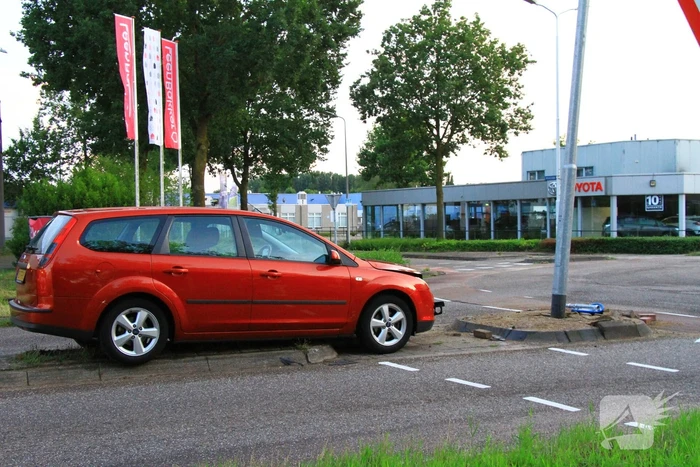Opnieuw auto tegen lantaarnpaal gecrasht
