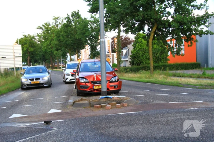 Opnieuw auto tegen lantaarnpaal gecrasht
