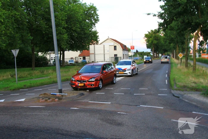 Opnieuw auto tegen lantaarnpaal gecrasht