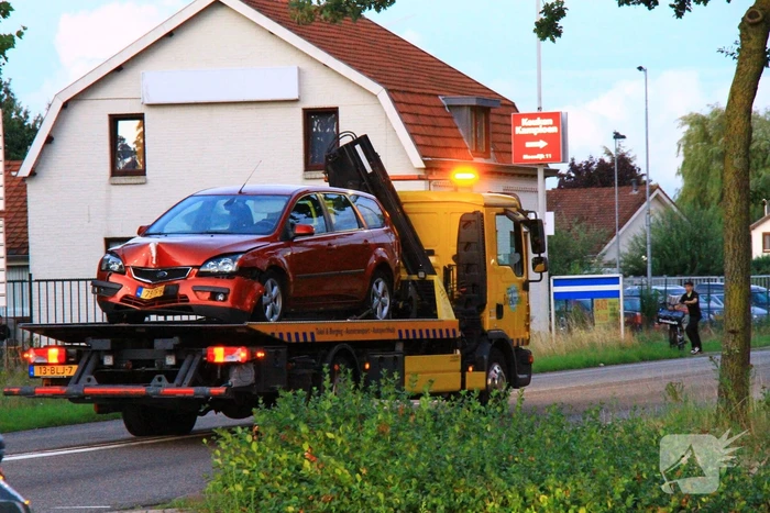 Opnieuw auto tegen lantaarnpaal gecrasht