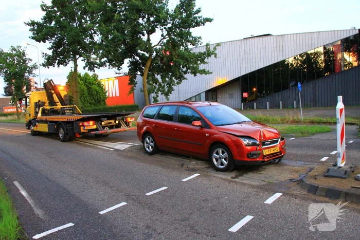 Opnieuw auto tegen lantaarnpaal gecrasht