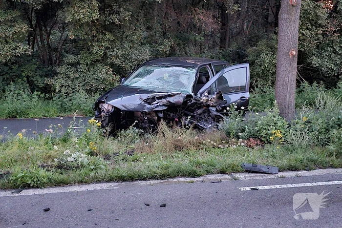 Twee personenauto's frontaal op elkaar gebotst, bestuurster overleden