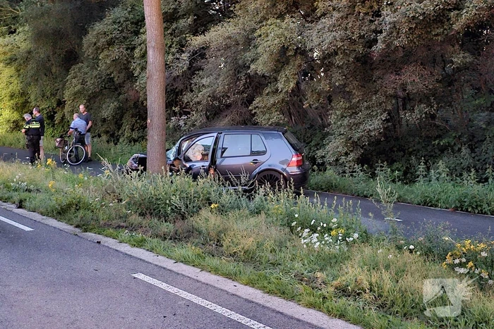 Twee personenauto's frontaal op elkaar gebotst, bestuurster overleden