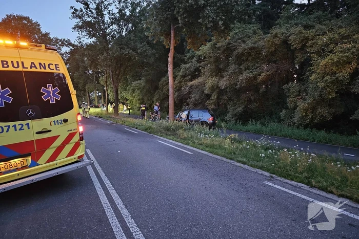 Twee personenauto's frontaal op elkaar gebotst, bestuurster overleden