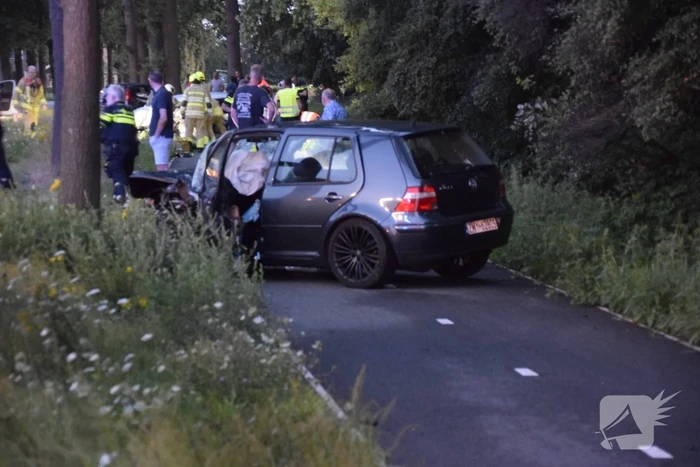 Twee personenauto's frontaal op elkaar gebotst, bestuurster overleden