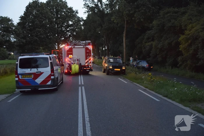 Twee personenauto's frontaal op elkaar gebotst, bestuurster overleden
