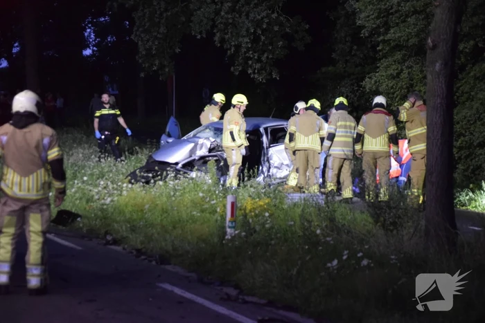 Twee personenauto's frontaal op elkaar gebotst, bestuurster overleden
