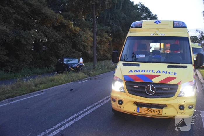 Twee personenauto's frontaal op elkaar gebotst, bestuurster overleden