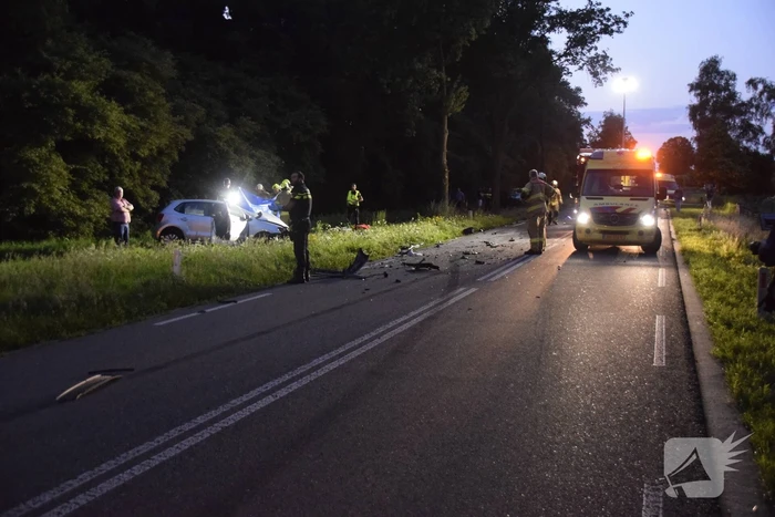 Twee personenauto's frontaal op elkaar gebotst, bestuurster overleden