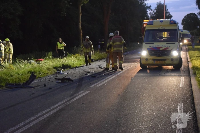 Twee personenauto's frontaal op elkaar gebotst, bestuurster overleden