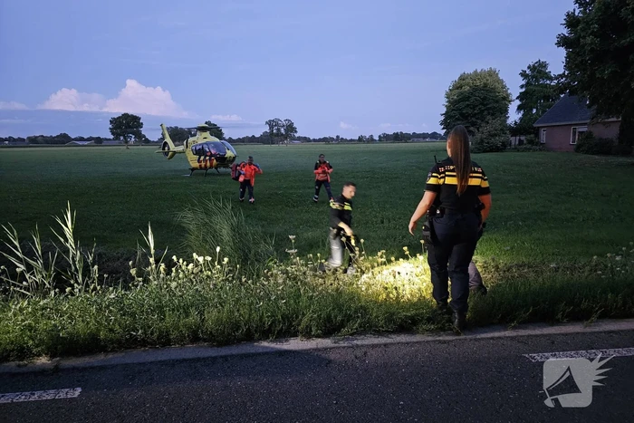 Twee personenauto's frontaal op elkaar gebotst, bestuurster overleden