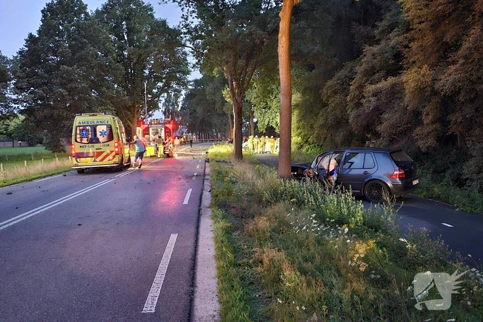 Twee personenauto's frontaal op elkaar gebotst, bestuurster overleden