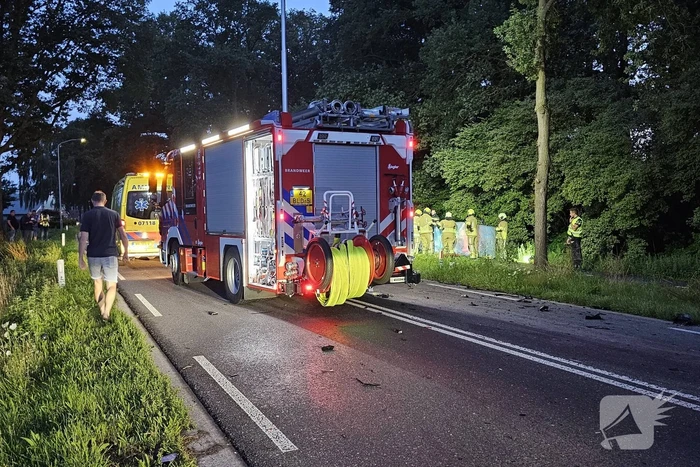 Twee personenauto's frontaal op elkaar gebotst, bestuurster overleden