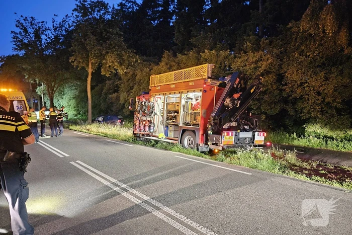 Twee personenauto's frontaal op elkaar gebotst, bestuurster overleden